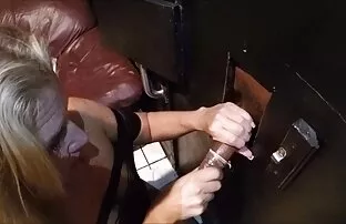 XXX هوکر در اعتراف اعتراف از طریق پنجره سکس کوتاه کم حجم پد مکید