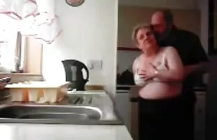 XXX پیرزن باتجربه به راحتی مردی را اغوا می کند دانلود فیلم سکسی کوتاه رایگان