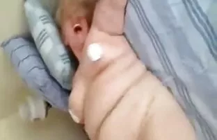 XXX بابای شهوت انگیز روی دوربین فیلم سکسی کوتاه وکم حجم انگشت می زند